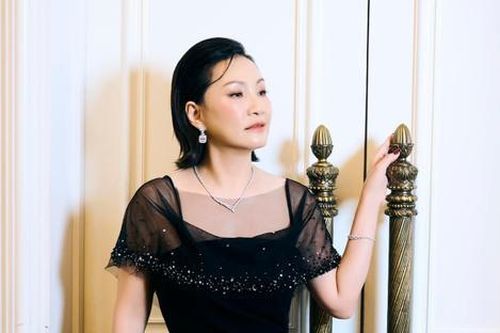 Nghệ sĩ Hồng Đào nói gì về chuyện 'yêu trai trẻ'?