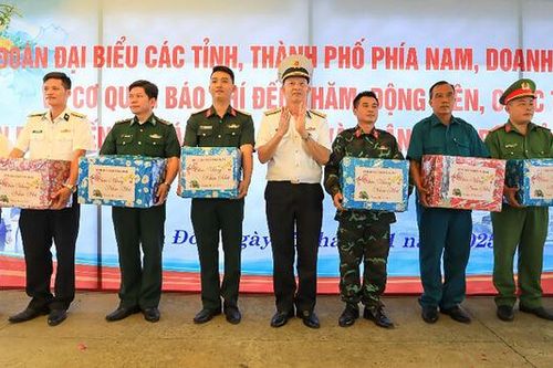 Thăm, chúc Tết cán bộ, chiến sĩ trên đảo Hòn Đốc