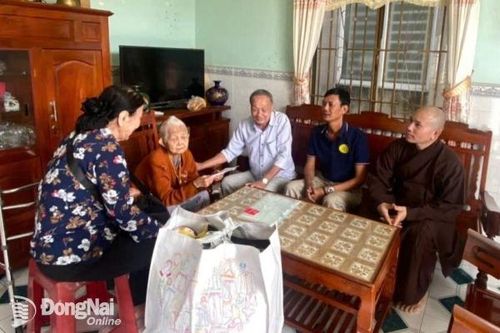 Thăm, tặng quà chúc Tết 20 mẹ Việt Nam anh hùng tại Đồng Nai