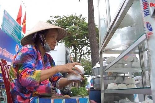 Video clip Những gánh hàng rong có 'thương hiệu' tại Biên Hòa thu hút thực khách có gần 60 ngàn lượt xem