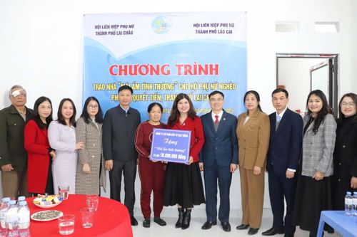 Trao nhà 'Mái ấm tình thương'