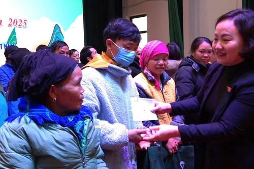 Đoàn đại biểu Quốc hội tỉnh Hà Giang trao quà tết tại huyện Si Ma Cai