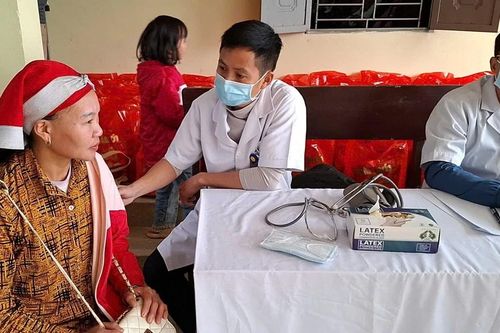 Khám và cấp thuốc miễn phí cho người dân vùng đặc biệt khó khăn Nậm Trà, Nậm Phảng