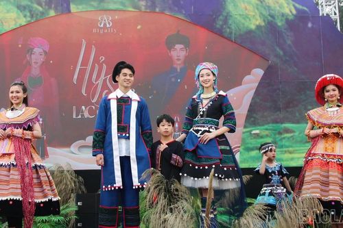 Hoàng Thùy, Bảo Ngọc, Quế Anh và nhiều người nổi tiếng tham gia show thời trang 'Hỷ sắc Lạc Hồng' tại Sa Pa