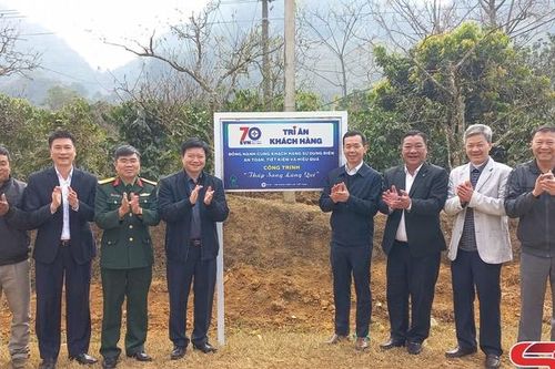 Bàn giao công trình 'Thắp sáng làng quê' tại xã Chiềng On