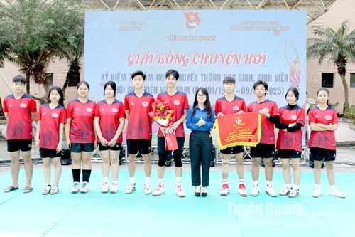 60 vận động viên tham gia giải bóng chuyền hơi kỷ niệm ngày truyền thống học sinh, sinh viên