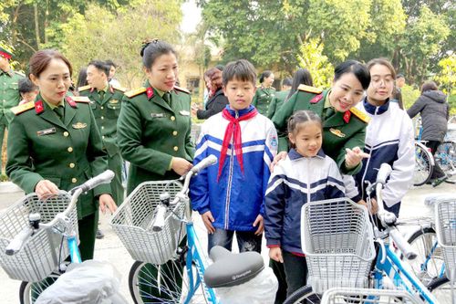 Trên 1.500 suất quà Tết trao cho phụ nữ, học sinh có hoàn cảnh khó khăn