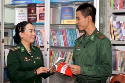 Nâng chất lượng tủ sách pháp luật