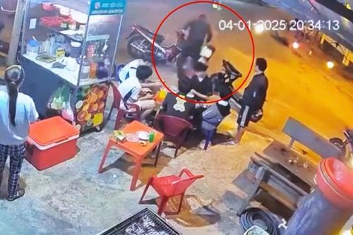 Xác minh vụ một học sinh lớp 7 bị người đàn ông đánh tới tấp