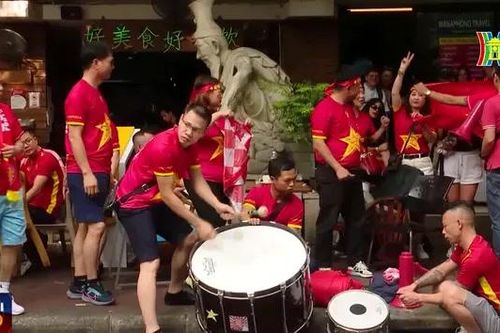 Hội CĐV Việt Nam tại Lào tiếp lửa cho ĐT Việt Nam