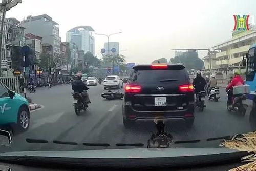 Nguy hiểm khi xe máy tạt đầu ô tô để chuyển hướng