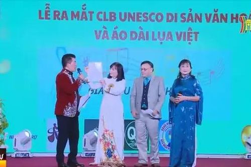 Phát huy giá trị áo dài lụa Việt
