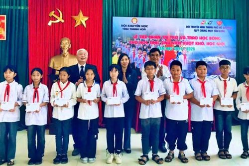 Quỹ 'Chung một tấm lòng' trao học bổng cho học sinh, sinh viên vượt khó học giỏi Thanh Hóa