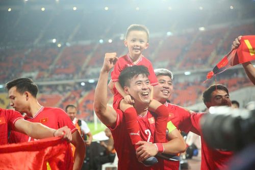 Duy Mạnh, Quang Hải ăn mừng chiến thắng cùng người hâm mộ Việt Nam ở Thái Lan