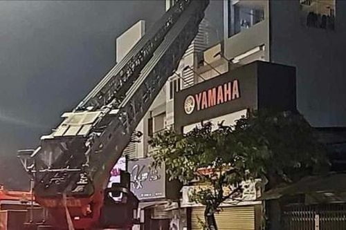 TP Hồ Chí Minh: Cảnh sát cứu 3 người thoát khỏi căn nhà đang cháy