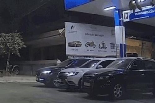 Khoảnh khắc trụ bơm xăng bốc cháy ngùn ngụt sau pha lùi 'tốc độ cao' của xe ô tô