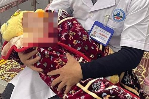 Cháu bé khoảng 3 tháng tuổi bị bỏ rơi giữa trời rét buốt