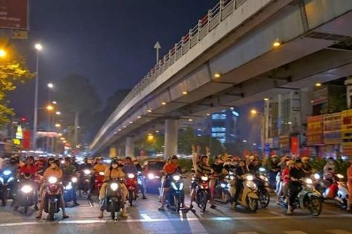 ĐT Việt Nam vô địch AFF Cup 2024, giới trẻ thức đêm ăn mừng