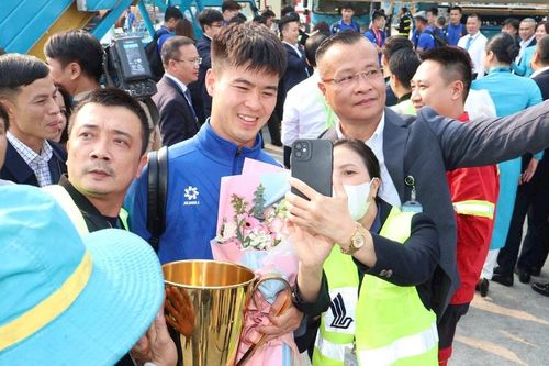Người hâm mộ đón đội tuyển rước cúp trở về