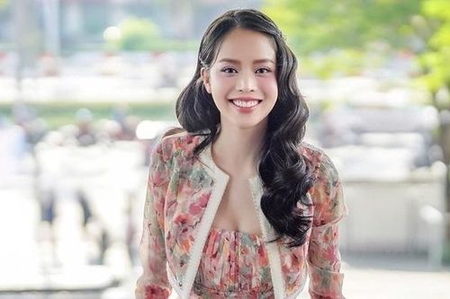 Thanh Thủy bị chê trang phục