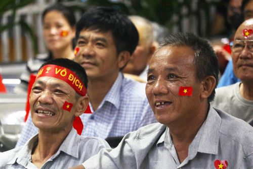 Cảnh khác lạ ở Chợ Rẫy trong đêm Việt Nam vô địch ASEAN Cup