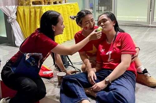 Ăn mừng quá sức, vợ Duy Mạnh được cảnh sát Thái Lan đưa ra khỏi sân