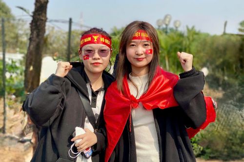 Xin nghỉ làm, từ Bắc Ninh lên sân bay Nội Bài đón đội tuyển Việt Nam