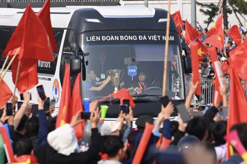 Cổ động viên vây kín hai bên đường chào đón đội tuyển Việt Nam