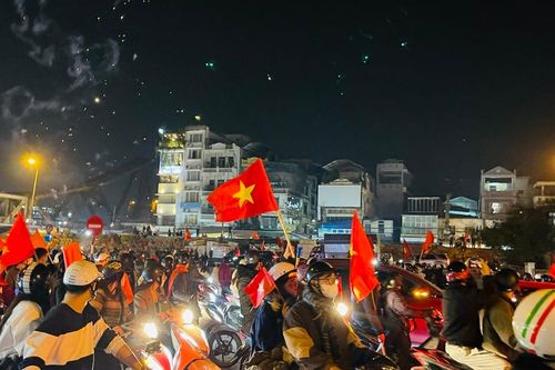 Việt Nam vô địch, người dân Thủ đô ra đường ăn mừng trong đêm