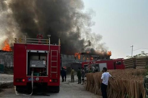 Lạng Sơn: cháy ngùn ngụt tại cơ sở ép mùn, khói đen cao hàng chục mét