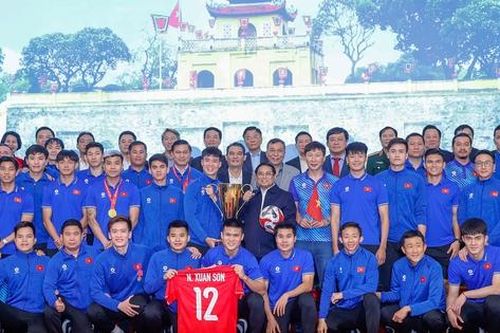 Thủ tướng gặp mặt chúc mừng đội tuyển bóng đá quốc gia