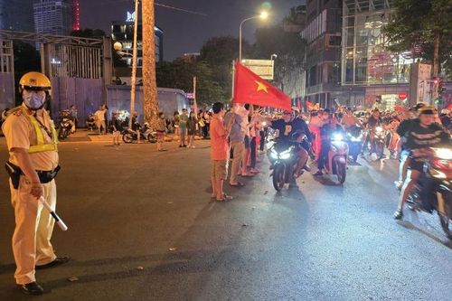 Tạm giữ nhiều phương tiện 'đi bão' ăn mừng tuyển Việt Nam vô địch