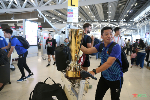 Đội tuyển Việt Nam rạng rỡ ở sân bay cùng cúp vô địch ASEAN Cup 2024
