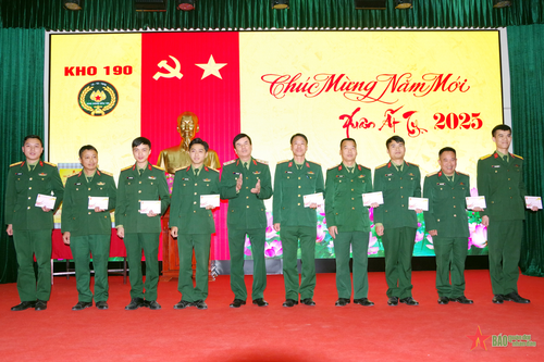 Trung tướng Đỗ Văn Thiện thăm, chúc Tết Kho 190, Cục Xăng dầu, Tổng cục Hậu cần