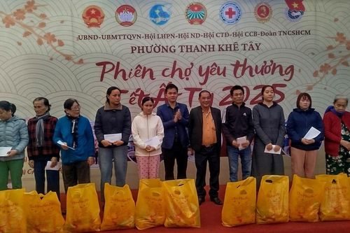 Ấm áp 'Phiên chợ yêu thương' Tết Ất Tỵ 2025