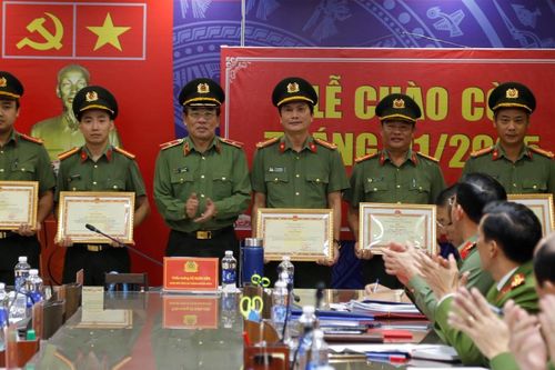 Ban Cơ yếu Chính phủ và Bộ trưởng Bộ Công an tặng Bằng khen cho các tập thể, cá nhân thuộc Công an TP Đà Nẵng