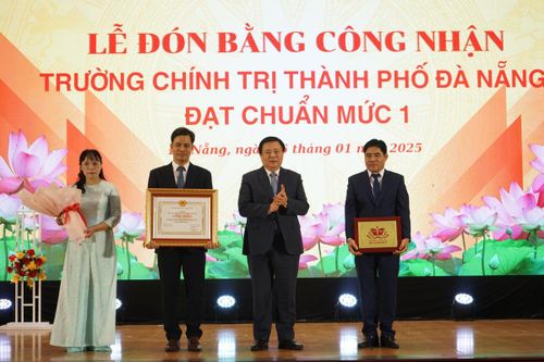 Trường Chính trị thành phố Đà Nẵng đón Bằng công nhận đạt chuẩn mức 1