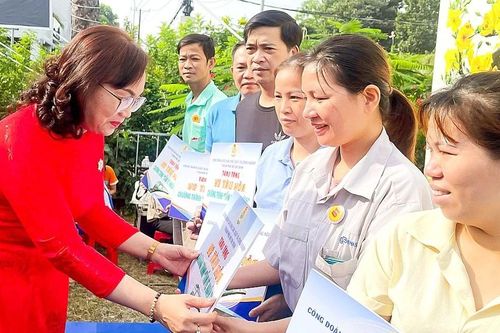 Tặng hàng ngàn phần quà, vé tàu xe đến công nhân các khu chế xuất - khu công nghiệp