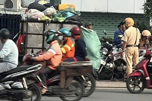 Hoạt động thu gom rác dân lập: Thêm khó vì xe không đạt chuẩn