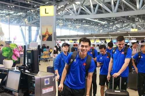 Đội tuyển bóng đá nam Việt Nam mang theo chiếc cúp vô địch trên chuyến bay về nước
