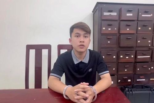 Dừng xe máy dùng điện thoại, cô gái bị 2 thanh niên cướp giật