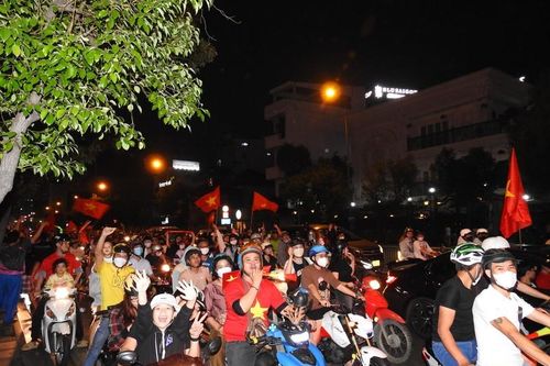 Hàng ngàn người dân TPHCM 'đi bão' mừng ĐTVN vô địch ASEAN CUP 2024