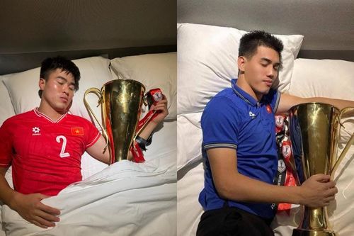 Các thành viên tuyển Việt Nam 'flex' ngủ cùng cúp Vô địch ASEAN Cup