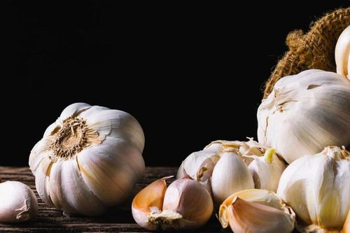 5 lợi ích thần kỳ của tỏi rang trong mùa đông
