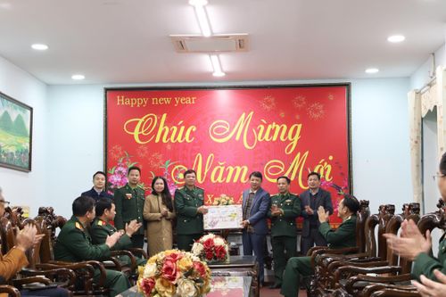 Thăm, tặng quà cán bộ, chiến sĩ Cơ quan Bộ chỉ huy BĐBP Hà Giang