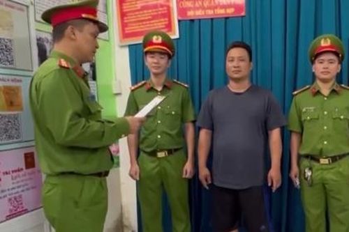 TP. HCM: Tạm giữ hình sự người chặn đầu, đập kính xe ô tô