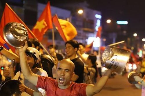 Muôn kiểu ăn mừng xuyên đêm 'cực cháy' của cổ động viên TPHCM