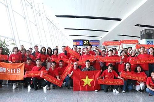 Một ngân hàng thuê 8 chuyến bay chở 600 người đi Thái Lan cổ vũ bóng đá