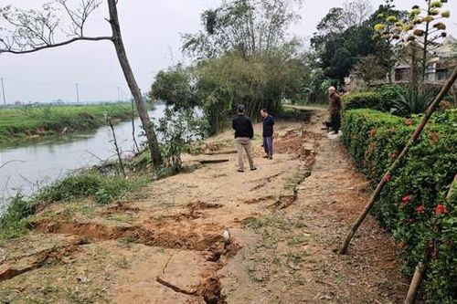 Sống sợ hãi bên bờ sông sụt vỡ ở Huế