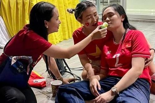 Vợ Duy Mạnh ăn mừng quá sung, được cảnh sát Thái Lan đưa ra khỏi sân